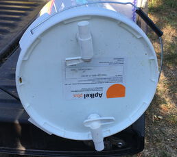 Auslauf mit Hähnen für Regentonnen - oben Luft rein, unten Futter raus